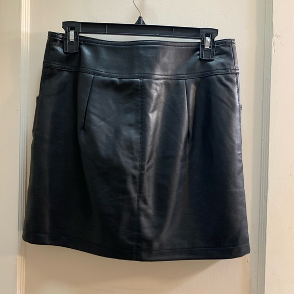 Forever21 black pleather skirt with front zip - Picture 3 of 3